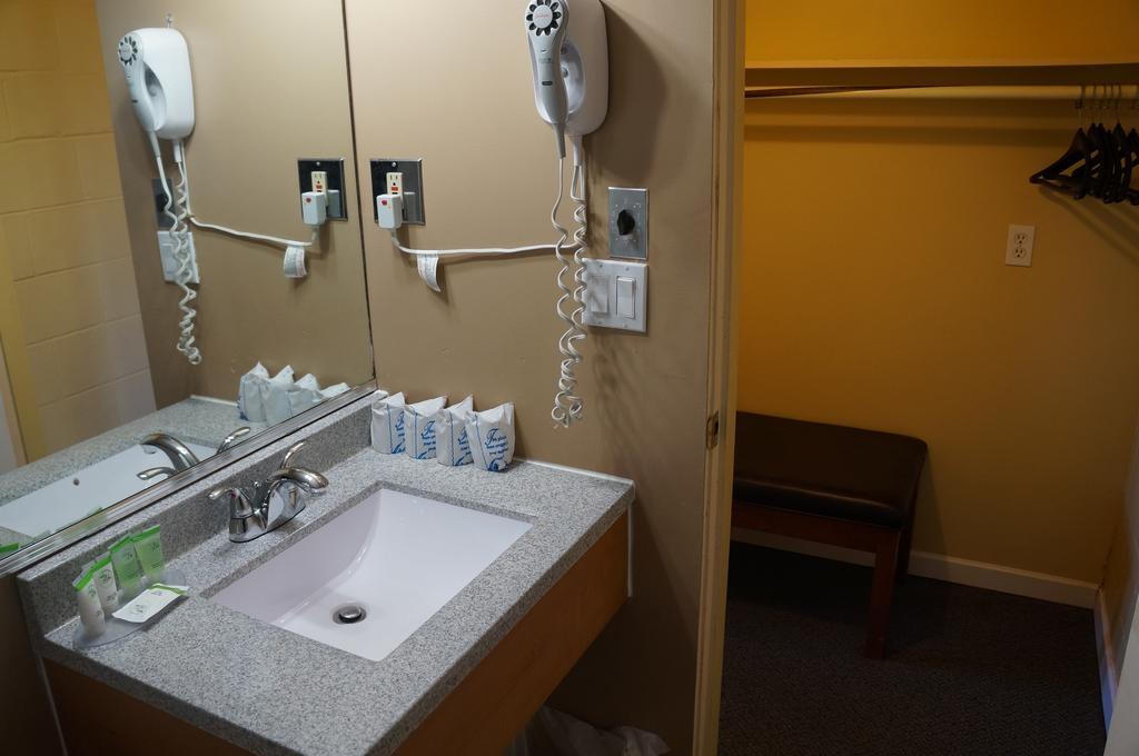 Westward Inn & Suites Langley Ngoại thất bức ảnh